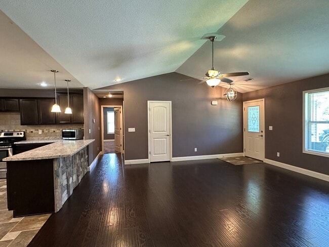 Building Photo - Well Maintained 3 Bed 2 Bath w/ Fence in Waynesville