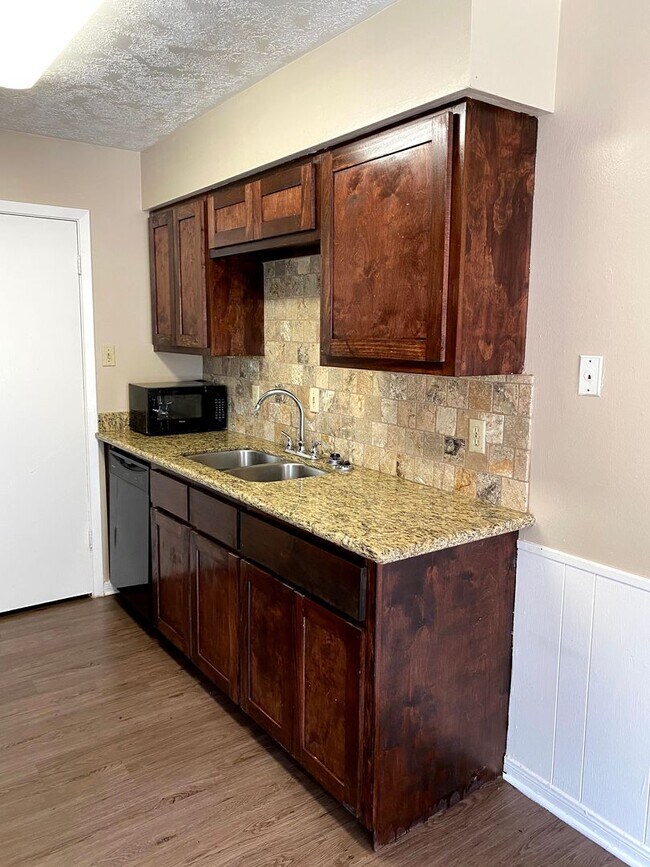 Building Photo - Cozy 2/2 Duplex Available for Prelease!