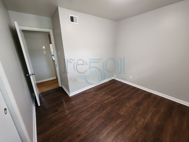 Building Photo - Wonderful 3BR/1.5BA Just a few blocks away...