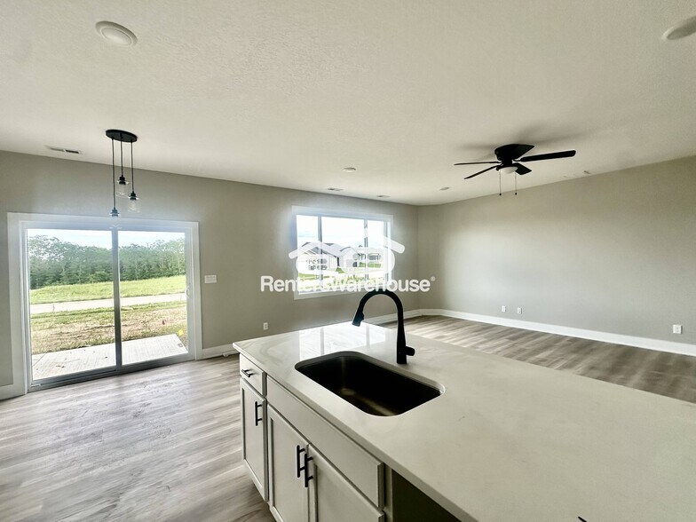 Building Photo - 7000 Lake Hill Dr