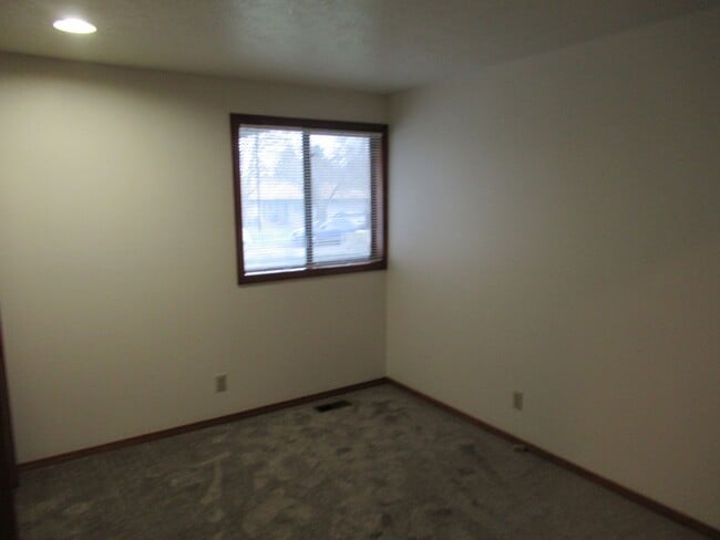 Building Photo - Large Three Bedroom in South Salem!