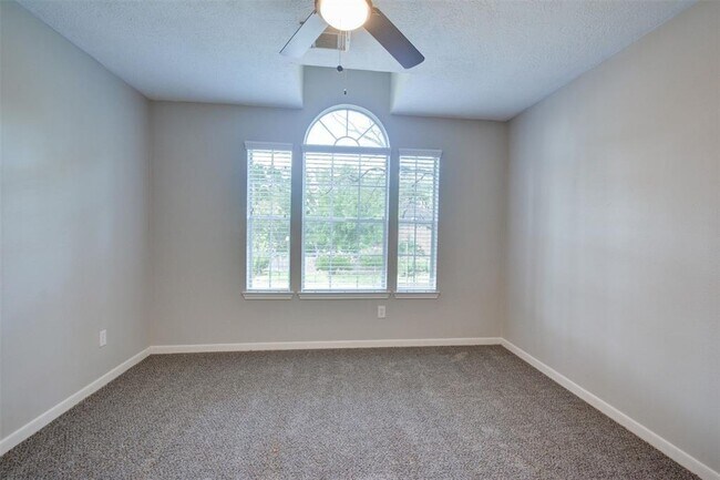 Building Photo - 539 W North Hill Dr