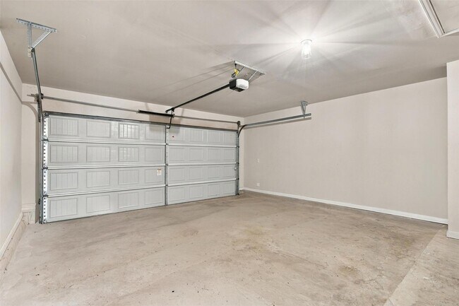 Building Photo - 808 Fallbrook Dr