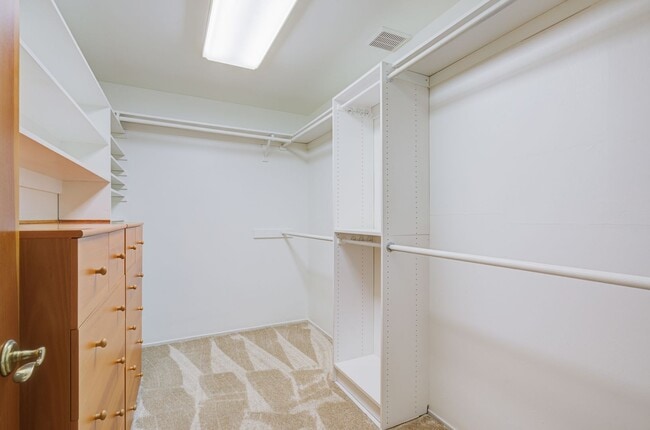 Building Photo - HOLIDAY SPECIAL***2 WEEKS FREE** 3 Bed/2 Bath Oasis in Royal Woods - Available Now