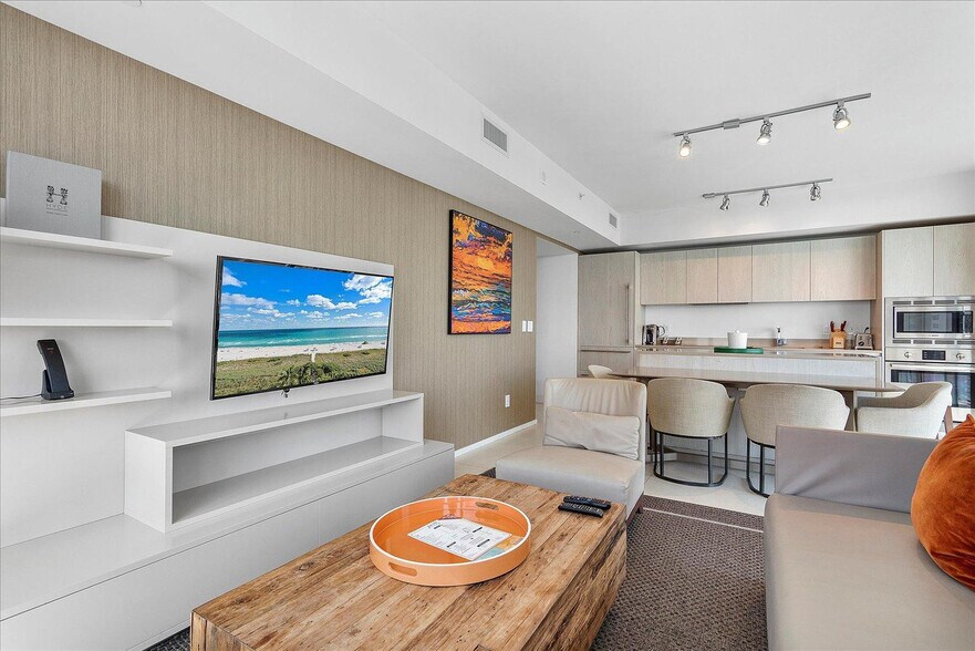 Building Photo - 4011 S Ocean Dr