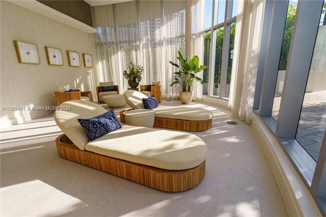 Building Photo - 700 NE 24th St