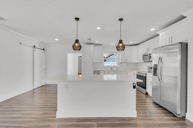 Building Photo - 204 W Whitney Dr