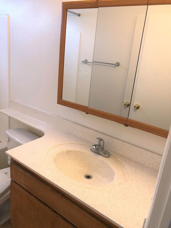 Building Photo - Spacious, bright and HUGE 2bd/1ba + 2 park...