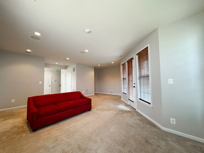 Building Photo - Stunning 3 Bed 2/2 Bath End-Unit Townhome In Desired Stone Ridge South