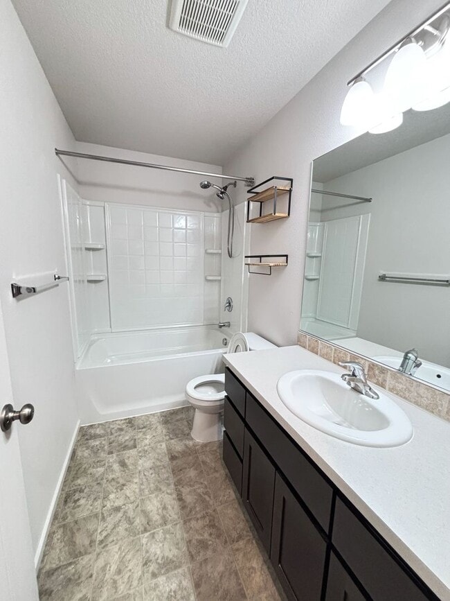 Building Photo - MOVE-IN SPECIAL!