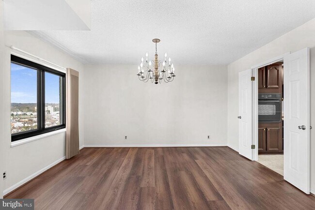 Building Photo - 307 Yoakum Pkwy