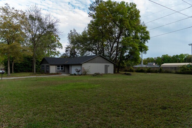 Building Photo - Furnished 3/2 with Garage on Beautiful Lot...