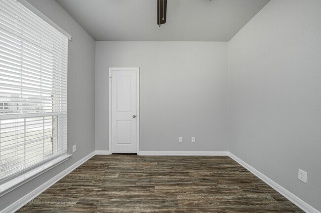 Building Photo - 536 Fallbrook Dr