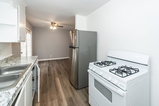 Building Photo - 3 Bedroom, 1 Bathroom Home in Waylyn Subdivision - North Charleston