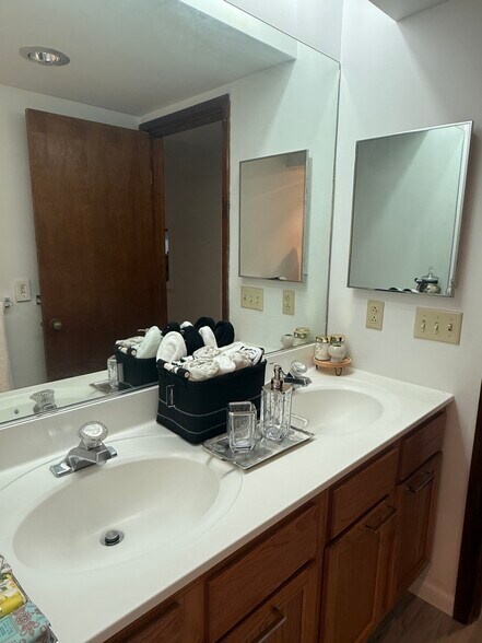 Building Photo - 1049 Danby Rd