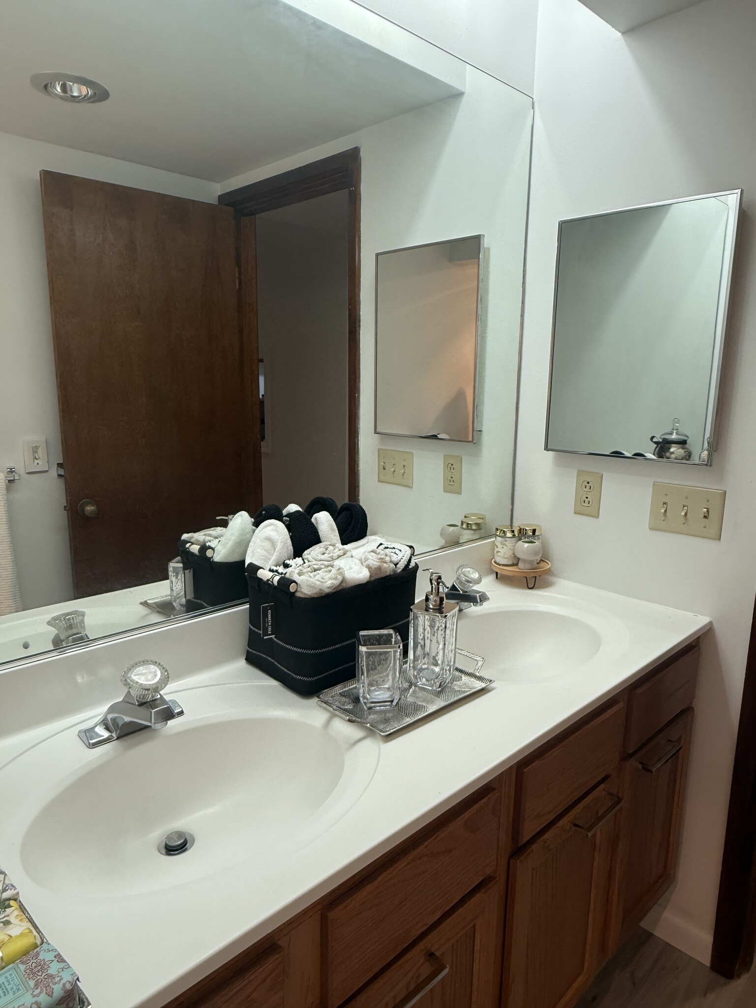 Building Photo - 1049 Danby Rd