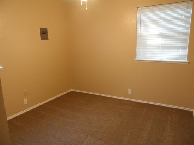 Building Photo - Cute Home Close to Restaurants and Shopping