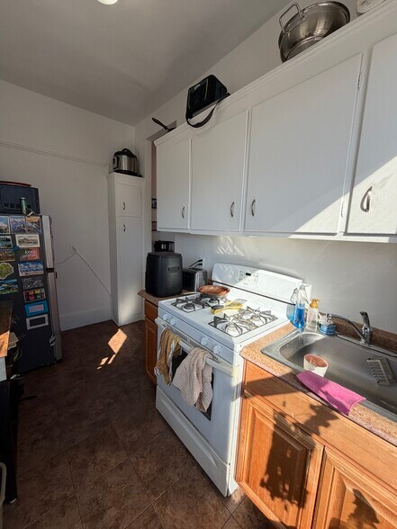 Building Photo - 22 Davis Ave