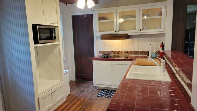 Building Photo - Annual/short term or seasonal turnkey furn...