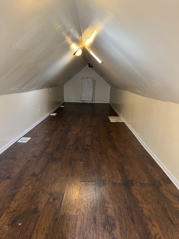 Building Photo - 705 W 81st St