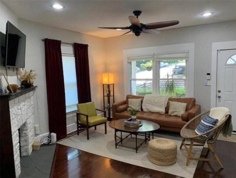 Building Photo - 5 Lakeview Dr SE