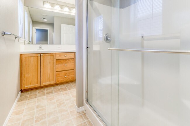 Building Photo - Beautiful 3 Bedroom Home in Beaverton with Fenced Patio, Attached Garage & Fireplace!