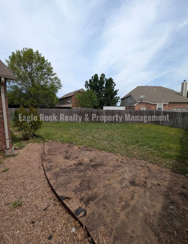 Building Photo - 1304 N Umbrella Ave