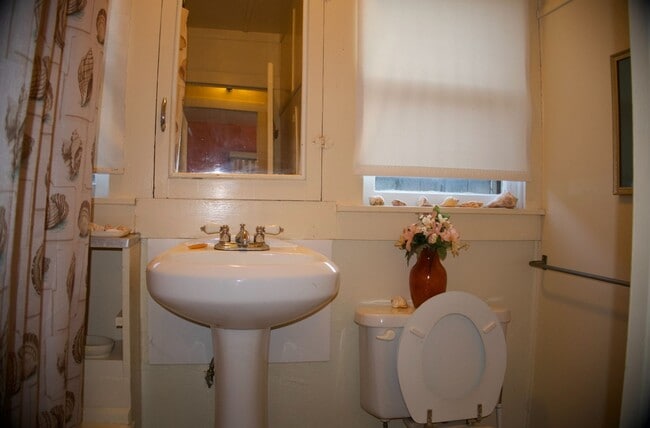 Building Photo - 3 Bedrooms 2 baths Beach House in the City...