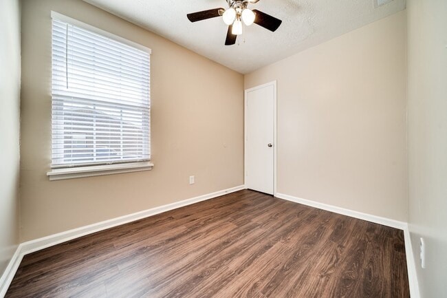 Building Photo - 1190 Meadowview Dr
