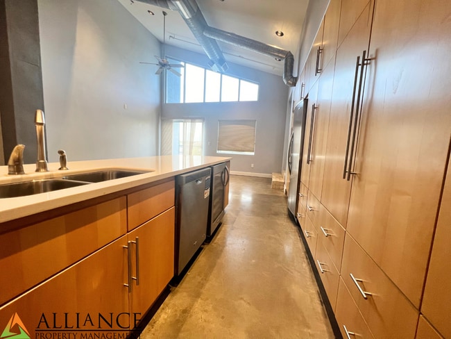 Building Photo - Maintenance Free Living ~ Close to KSU & Aggieville