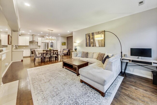 Building Photo - 1328 W Belmont Ave