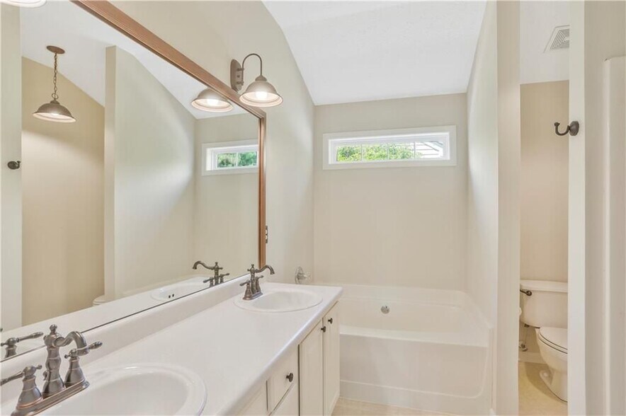 Building Photo - 328 White Oak Way