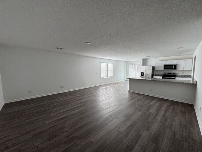 Building Photo - 3 bedroom Newer home