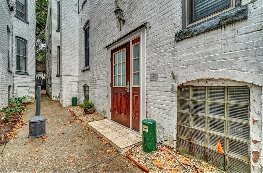 Building entrance - 520 W Olney Rd