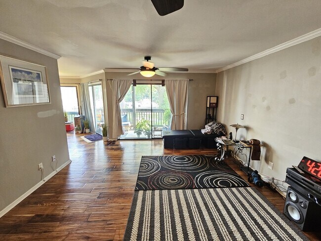 Building Photo - Lake front Condo