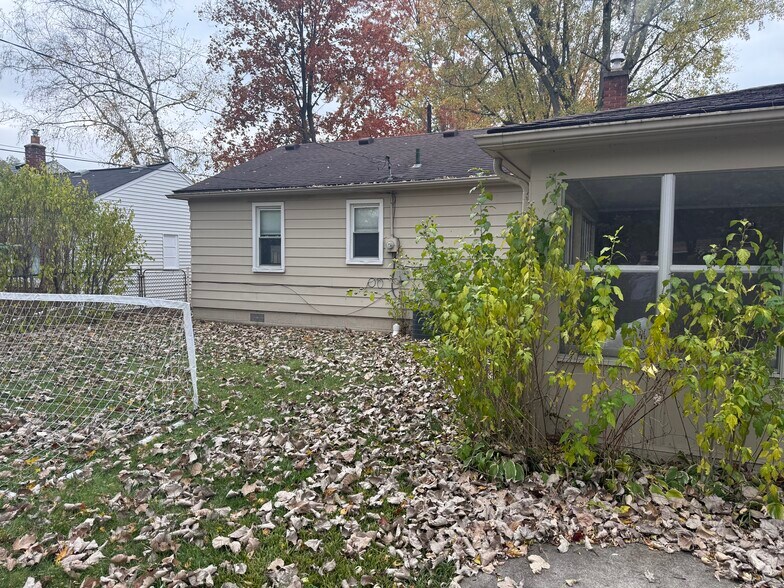 Safe, large backyard and sun room - 23072 Lilac St