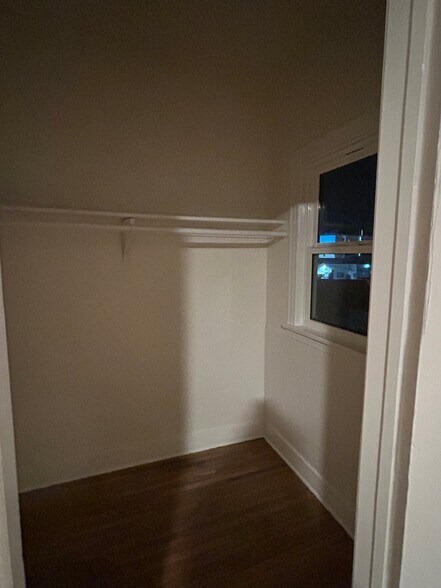 Building Photo - 642 1/2 N Genesee Ave