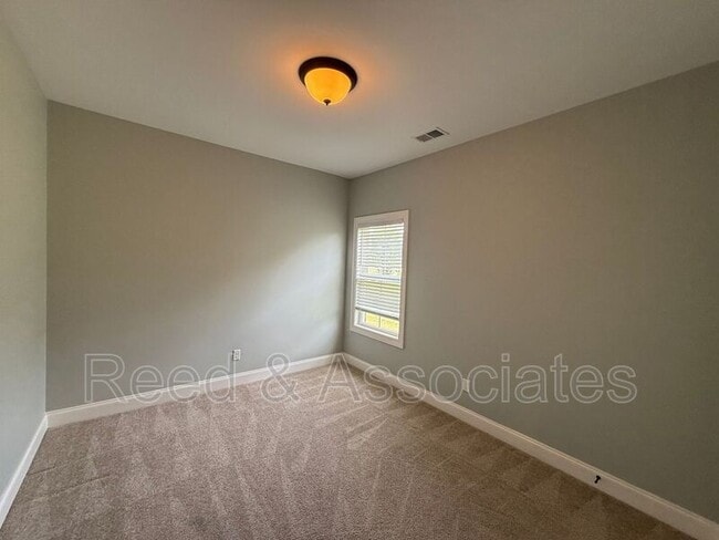 Building Photo - 3261 Vineyard Dr S