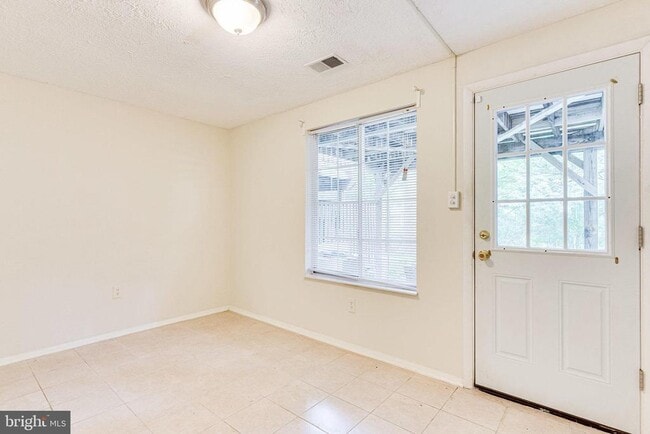 Building Photo - 2841 Shepperton Terrace