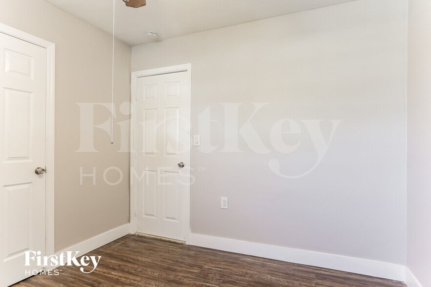 Building Photo - 6812 SW 22nd Ct