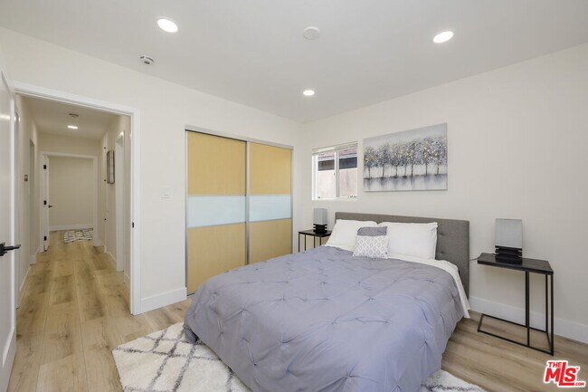 Building Photo - 2936 S Bentley Ave