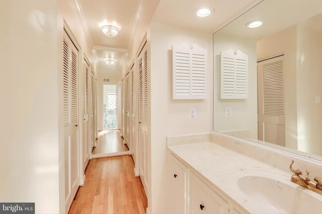 Building Photo - 4001 N Ridgeview Rd