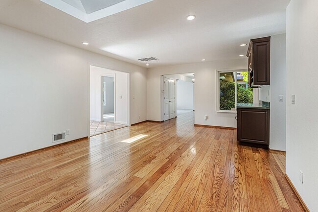 Building Photo - Spacious Saratoga Home with Great Outdoor ...
