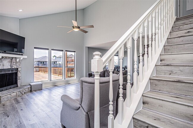 Building Photo - 301 Commander Dr