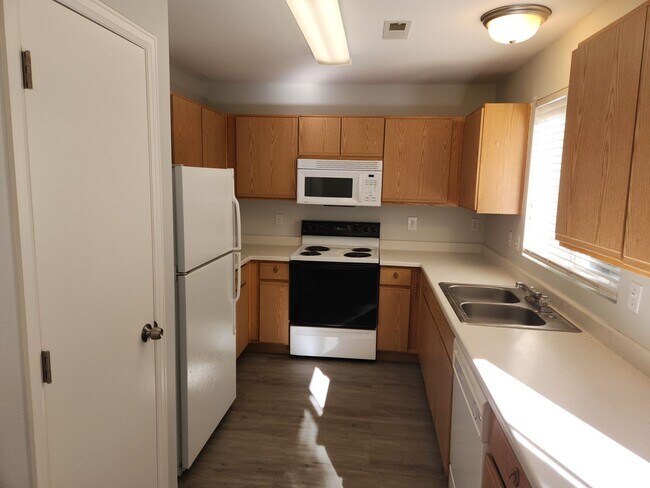 Building Photo - Ridgeview @ Stetson Hills- Newly remodeled 3 bedroom