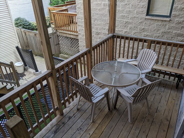 Rear Deck - 3733 N Greenview Ave