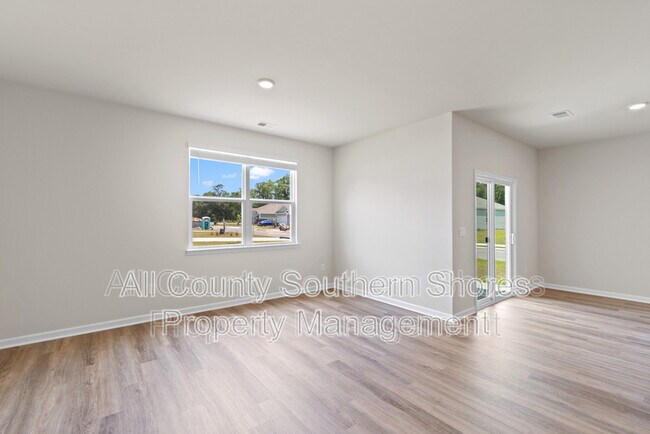 Building Photo - 215 Konik St