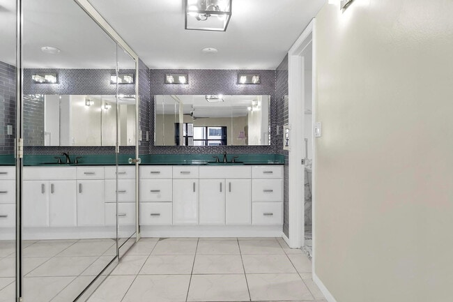 Building Photo - 5000 N Ocean Blvd