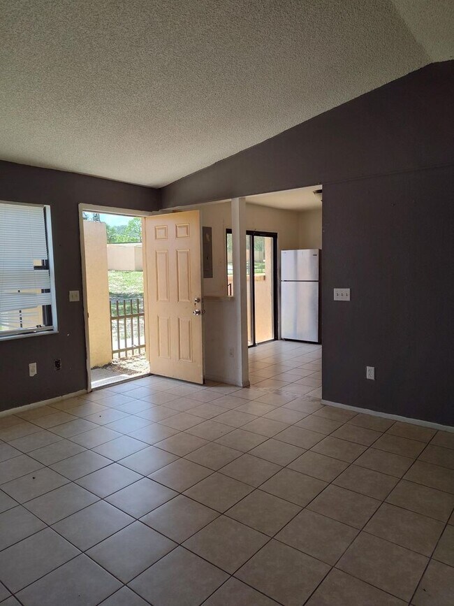 Building Photo - Welcome to Silver Springs Shores–Plaza Rid...