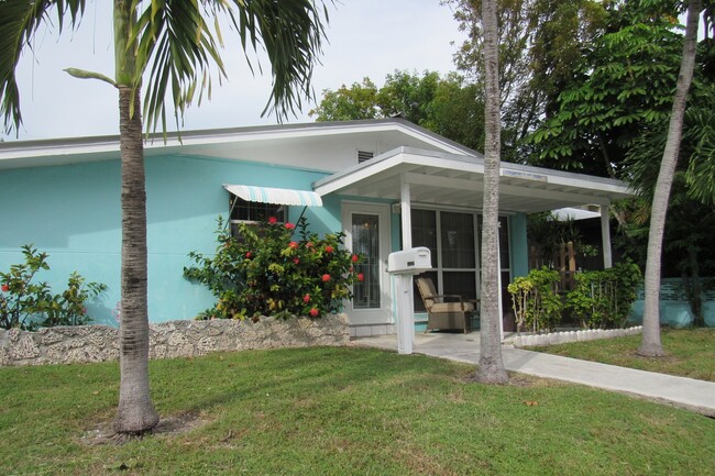 Building Photo - Single Family Home with Private Pool - 2 B...